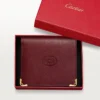 Cartera múltiple, Must de Cartier – Piel de becerro burdeos, acabado dorado – Cartier