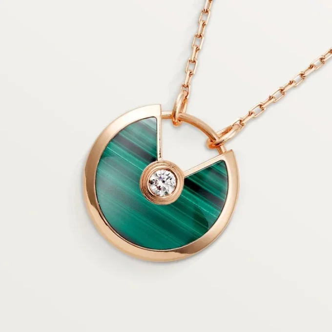 Collar Amulette De Cartier, modelo pequeño – Oro rosa, malaquita, diamante – Cartier