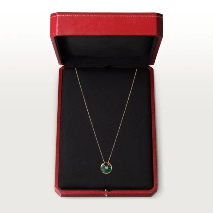 Collar Amulette De Cartier, modelo pequeño – Oro rosa, malaquita, diamante – Cartier