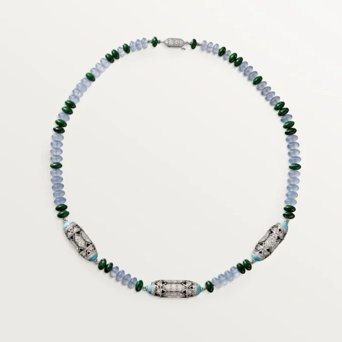 Collar de alta joyería – Oro blanco, calcedonia, skarn, turquesa, laca negra, diamantes – Cartier