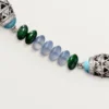 Collar de alta joyería – Oro blanco, calcedonia, skarn, turquesa, laca negra, diamantes – Cartier