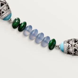 Collar de alta joyería – Oro blanco, calcedonia, skarn, turquesa, laca negra, diamantes – Cartier