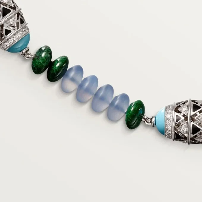 Collar de alta joyería – Oro blanco, calcedonia, skarn, turquesa, laca negra, diamantes – Cartier