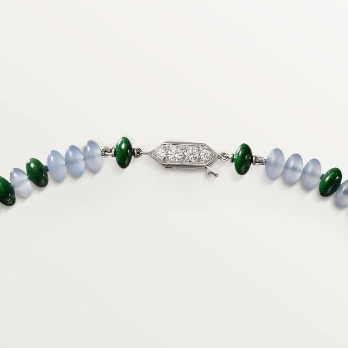 Collar de alta joyería – Oro blanco, calcedonia, skarn, turquesa, laca negra, diamantes – Cartier