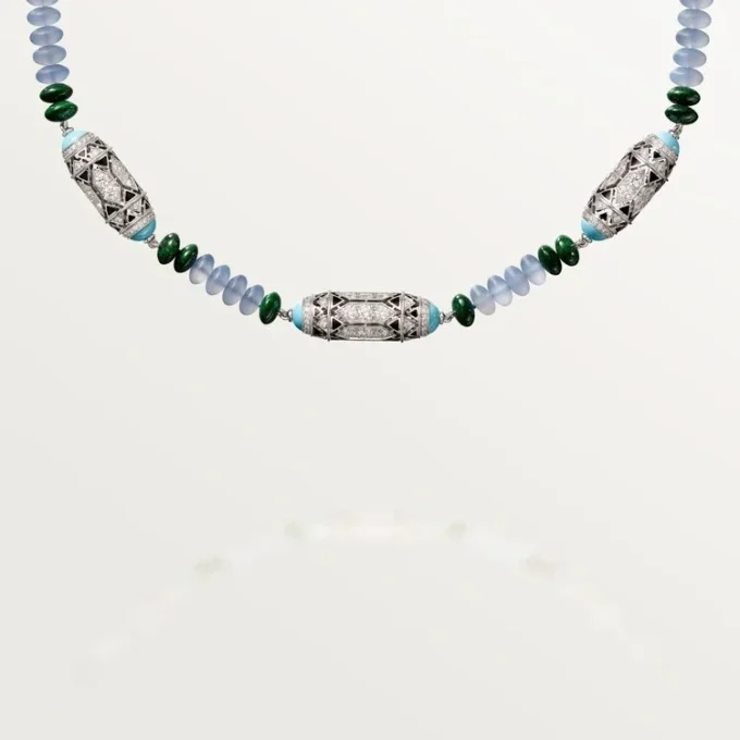 Collar de alta joyería – Oro blanco, calcedonia, skarn, turquesa, laca negra, diamantes – Cartier