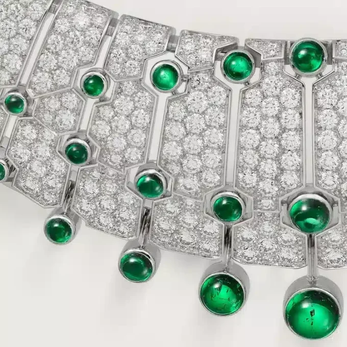 Collar «Le Voyage Recommence», esmeraldas, pavé