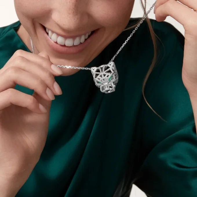 Collar Panthere de Cartier – Oro blanco, esmeraldas, diamantes, ónix – Cartier