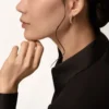Pendientes de aro Clash de Cartier, modelo pequeño, con pavé