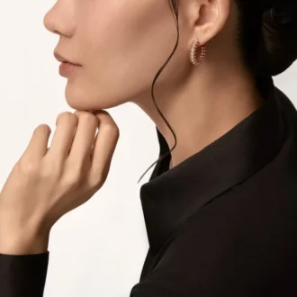 Pendientes de aro Clash de Cartier, modelo pequeño, con pavé