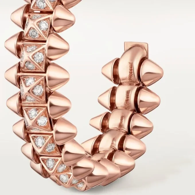 Pendientes de aro Clash de Cartier, modelo pequeño, con pavé