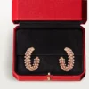 Pendientes de aro Clash de Cartier, modelo pequeño, con pavé