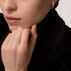 Pendientes pequeños de aro Panthere Diamond, oro blanco | Cartier EE. UU.
