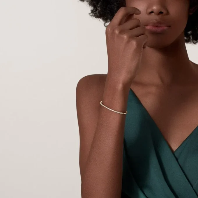 Pulsera Etincelle de Cartier, con medio pavé