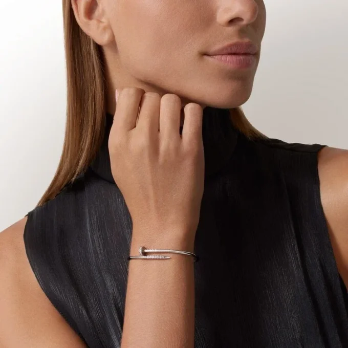 Pulsera Juste Un Clou, modelo pequeño, diamantes engastados al revés